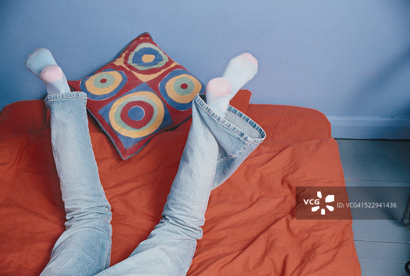 躺在床上的女孩图片素材