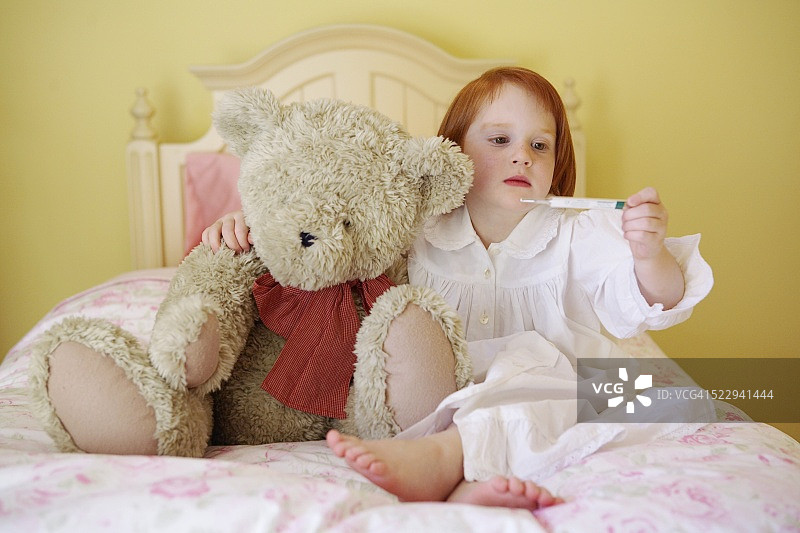 拿着温度计的年轻女孩图片素材