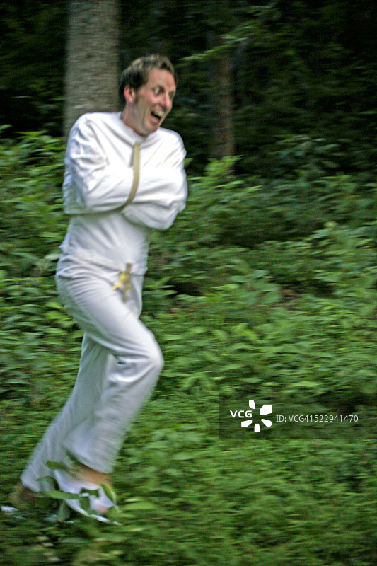 逃离森林的精神病患者图片素材