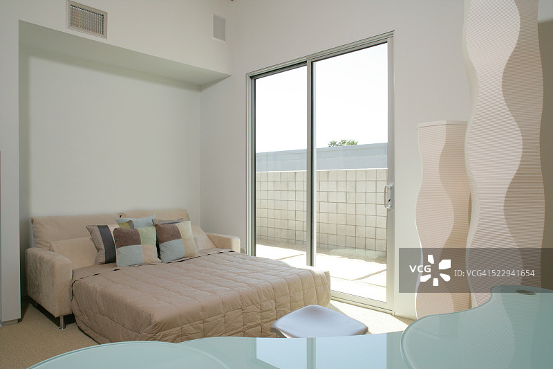现代卧室庭院门旁的沙发床图片素材