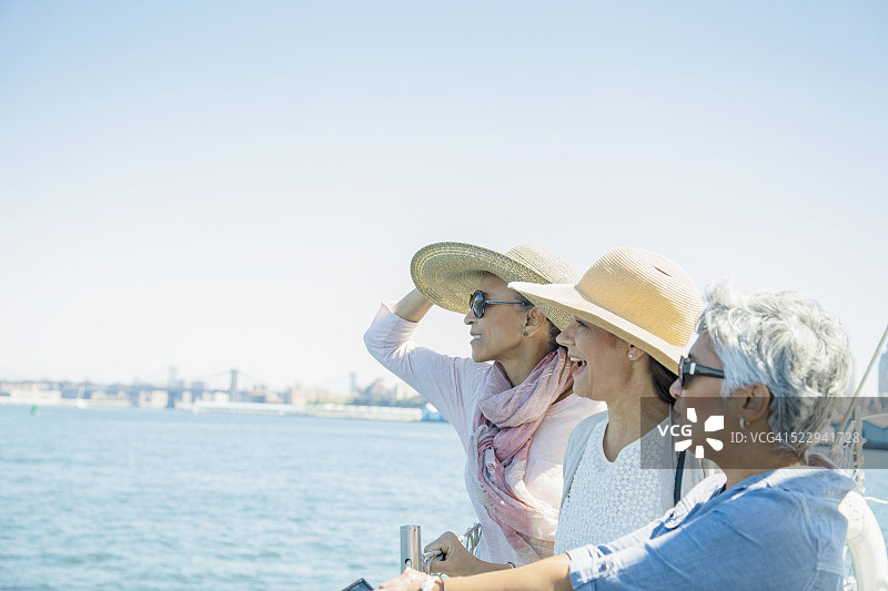 三个女人在纽约市观光图片素材