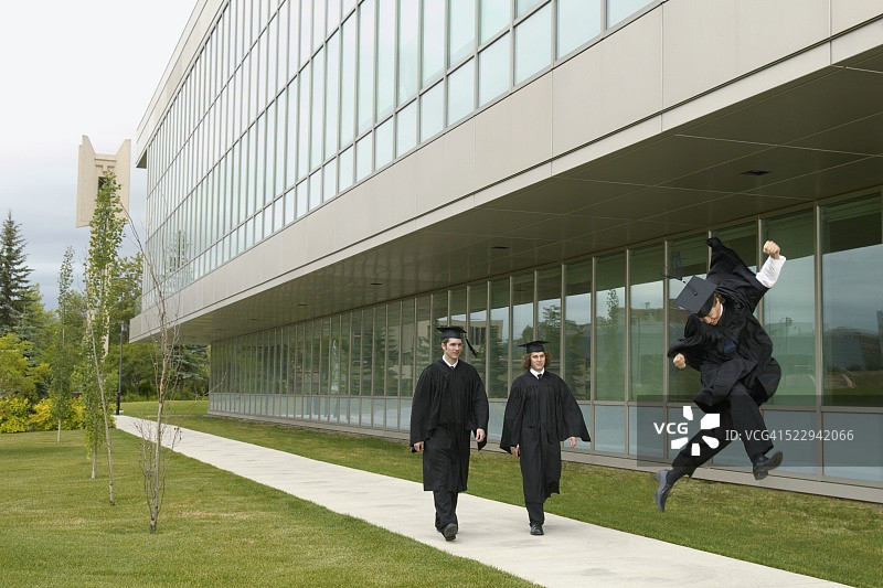 喜悦跳跃的毕业生图片素材