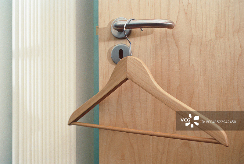 办公室门后的衣架图片素材