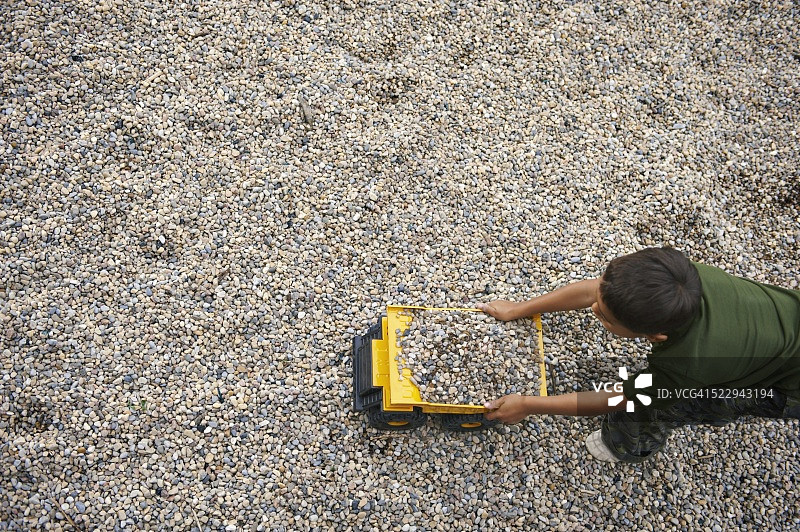 男孩玩玩具卡车图片素材