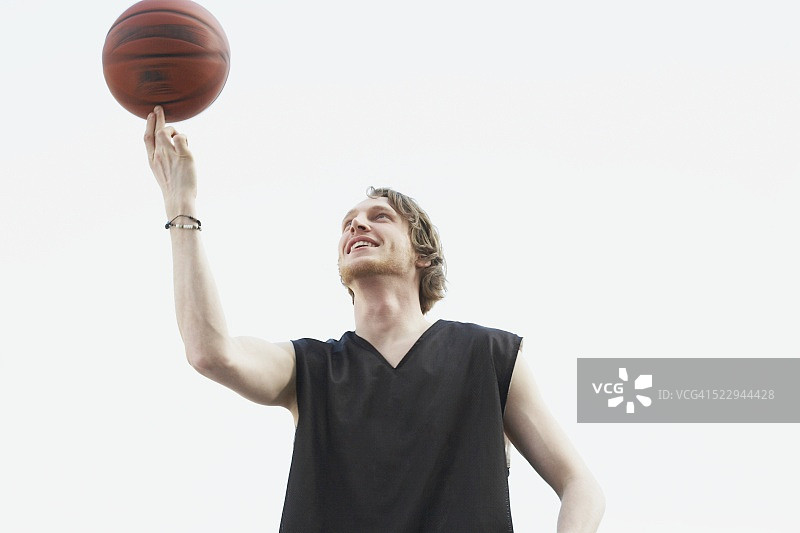 年轻男人转篮球图片素材