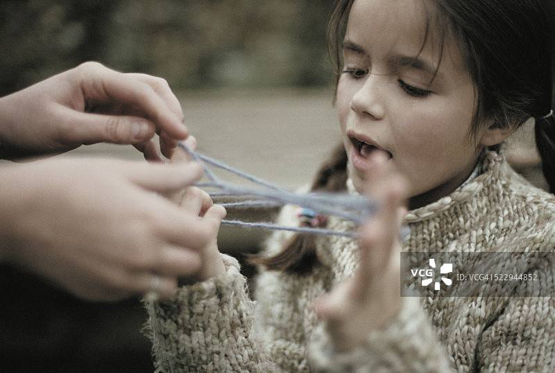 母女玩猫绳图片素材