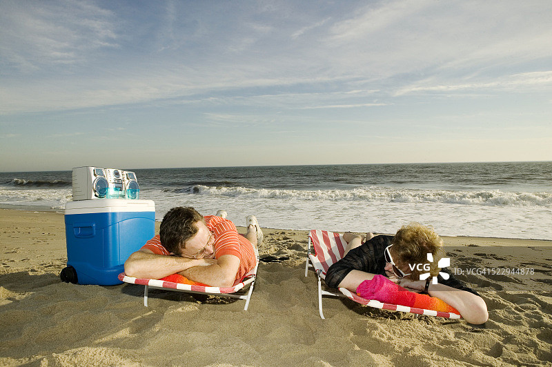 情侣躺在沙滩椅上图片素材