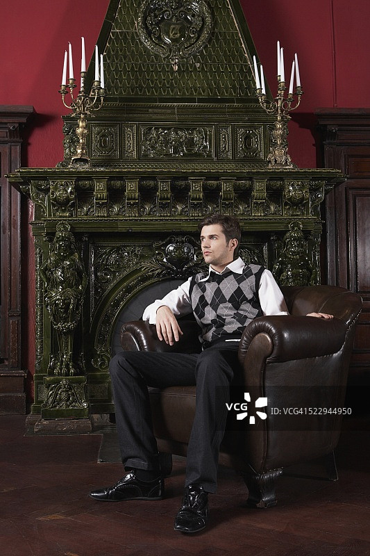 坐在扶手椅上的年轻男人图片素材