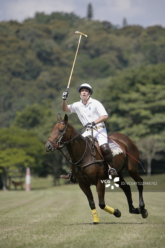 马球运动员骑行图片素材