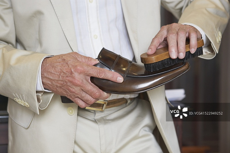男人擦鞋图片素材