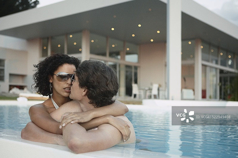 男女亲吻图片素材