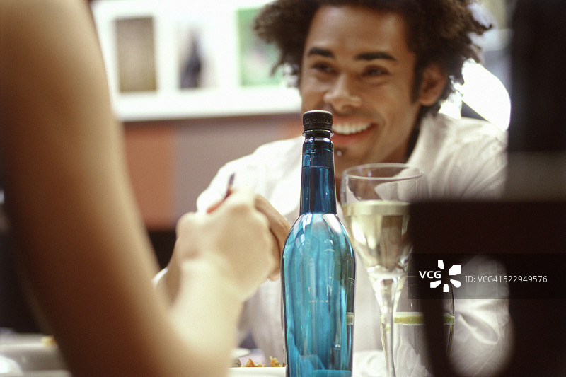 男子在餐厅里握着女友的手图片素材