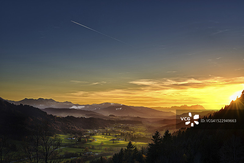 欧洲阿尔卑斯山秋季景观的壮观日落图片素材