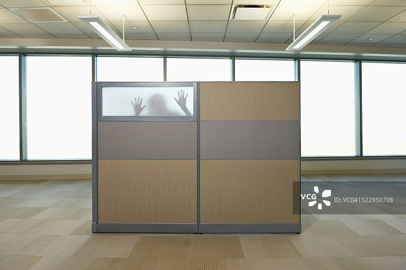 隔间墙后的身影图片素材