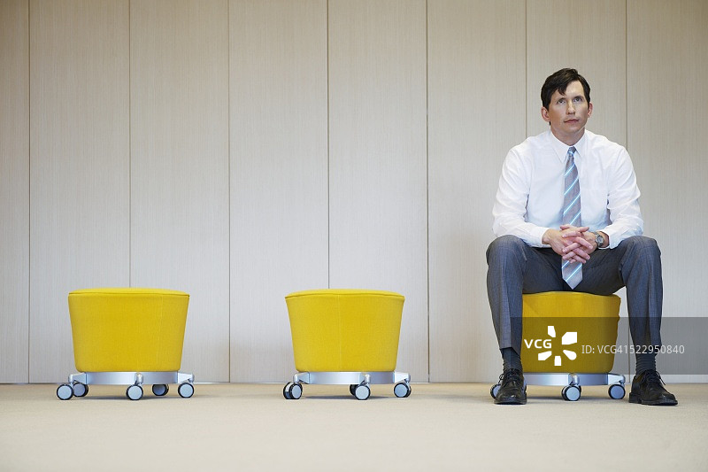 男人坐在凳子上图片素材