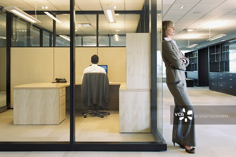 站在办公室外的女商人图片素材