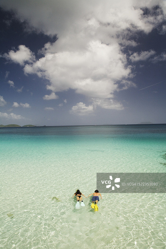 夫妇在圣约翰岛的肉桂湾浮潜图片素材