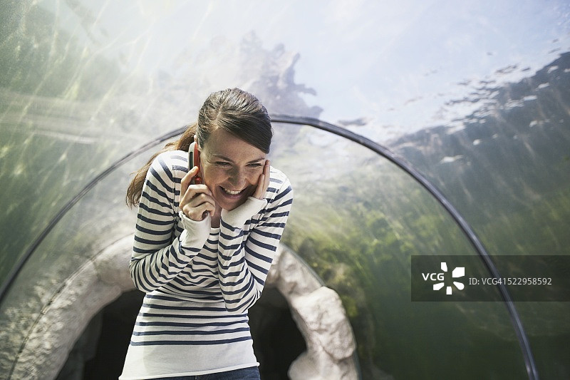 正在使用手机的兴奋女人图片素材