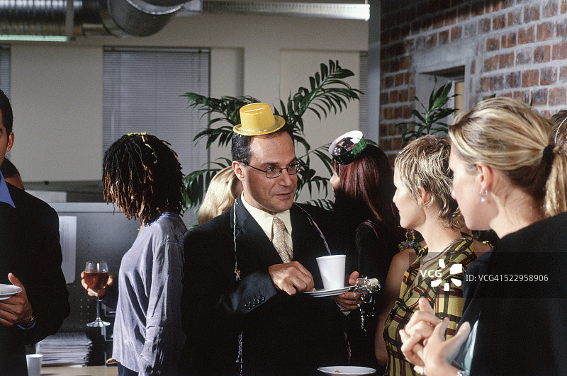 在办公室派对上交谈的男人和女人图片素材