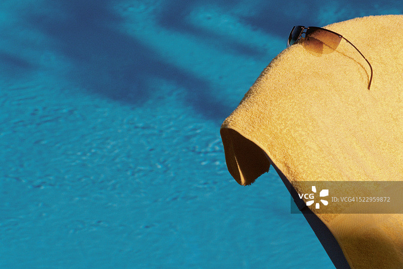 太阳镜和沙滩巾图片素材