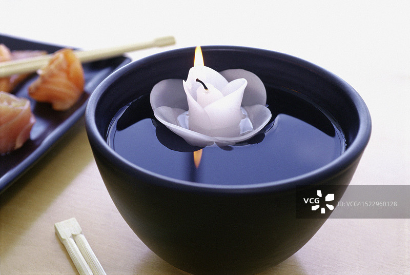 水中碗里的漂浮蜡烛图片素材