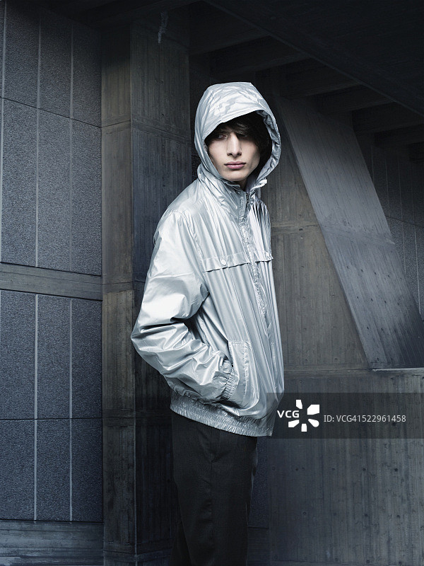 穿着连帽夹克的年轻人图片素材