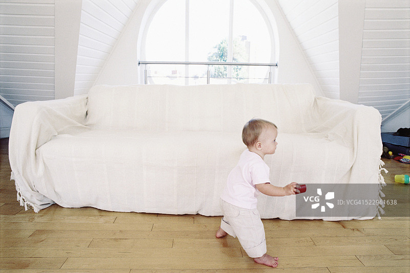 儿童蹒跚学步图片素材