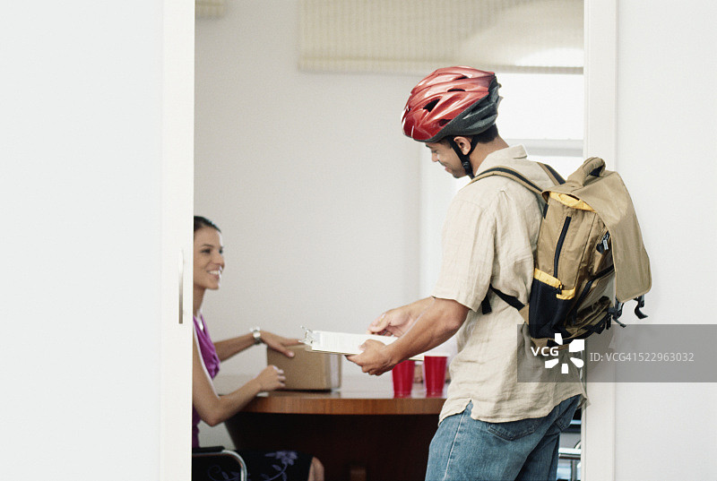 自行车信使向办公室递送包裹图片素材