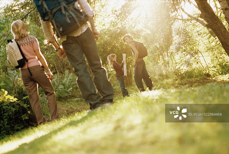 在乡村徒步的家庭图片素材
