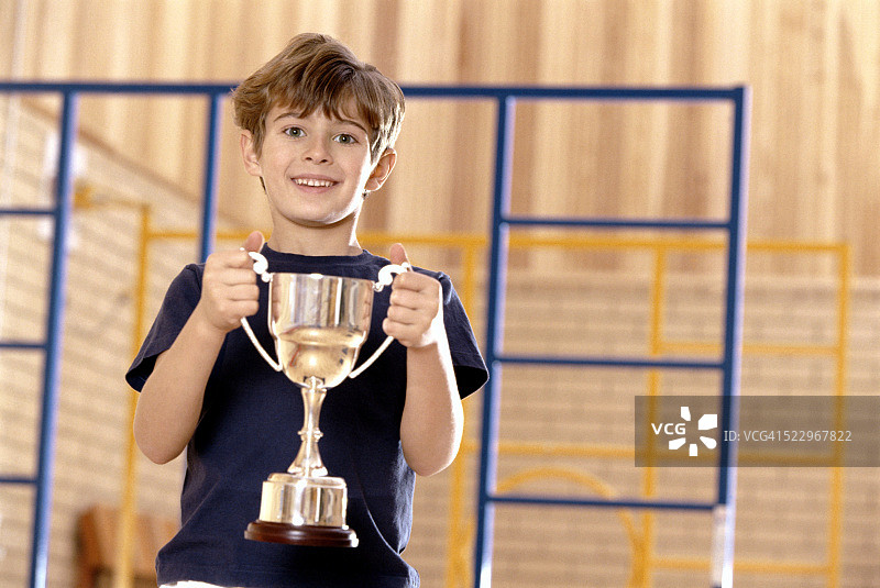 手持奖杯的体育课学生图片素材