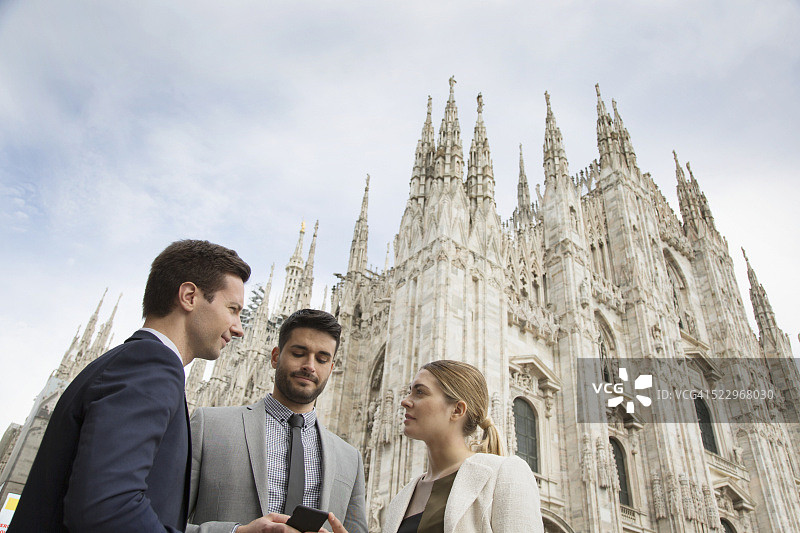 在意大利伦巴第米兰主教座堂外的商务同事图片素材