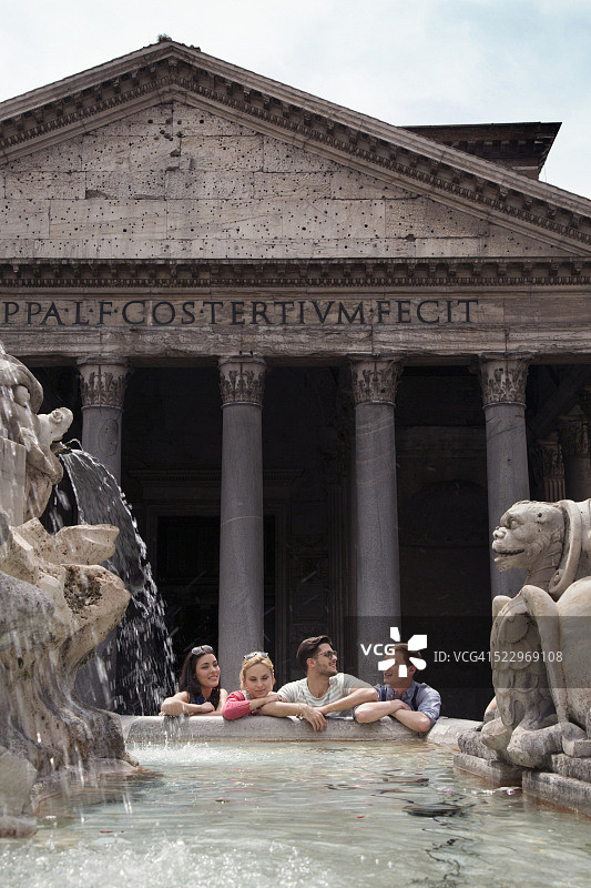在意大利罗马万神殿前喷泉旁的人们图片素材