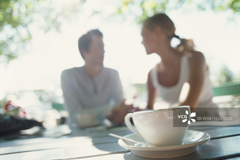 情侣在喝咖啡时交谈图片素材