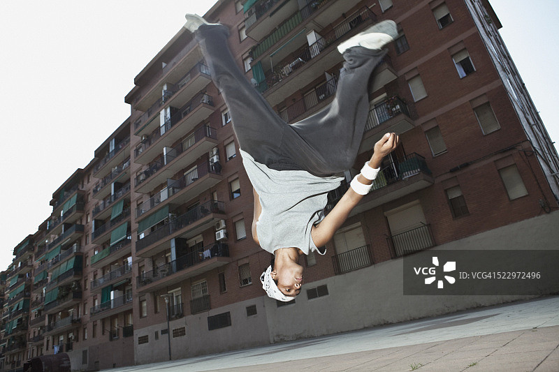 做跑酷的青少年男孩图片素材