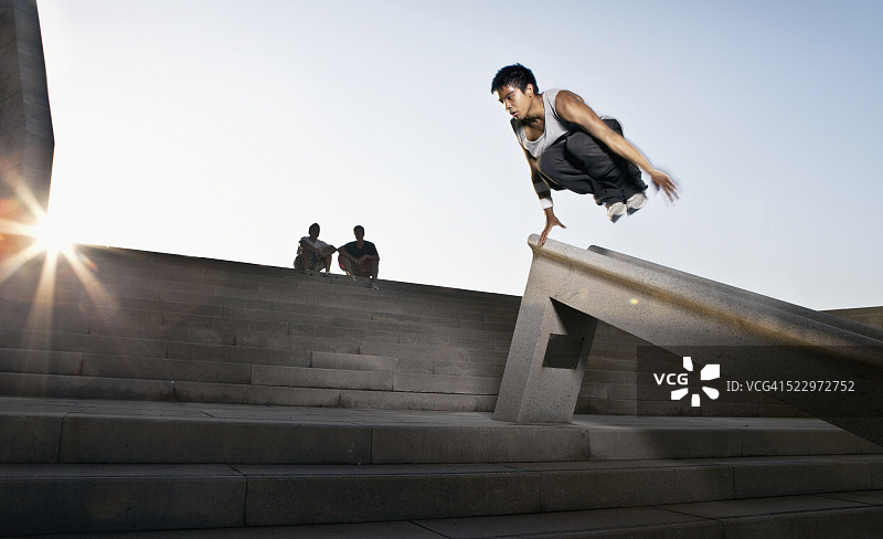 做跑酷的青少年男孩图片素材