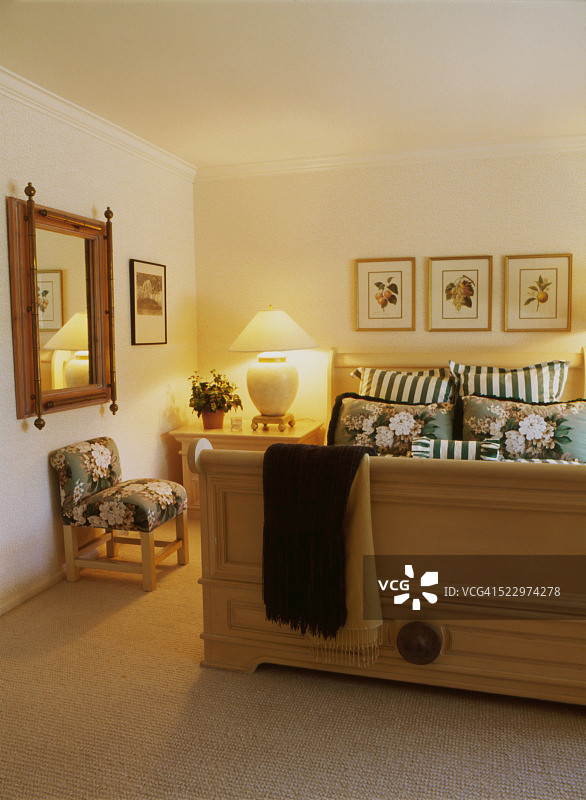 配有松木雪橇床的现代卧室图片素材