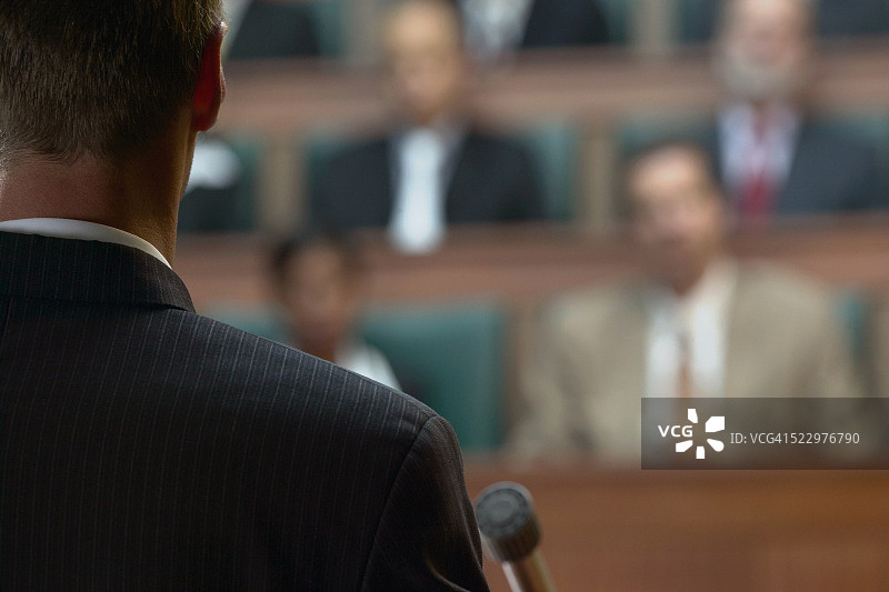 男人在观众面前发表演讲图片素材