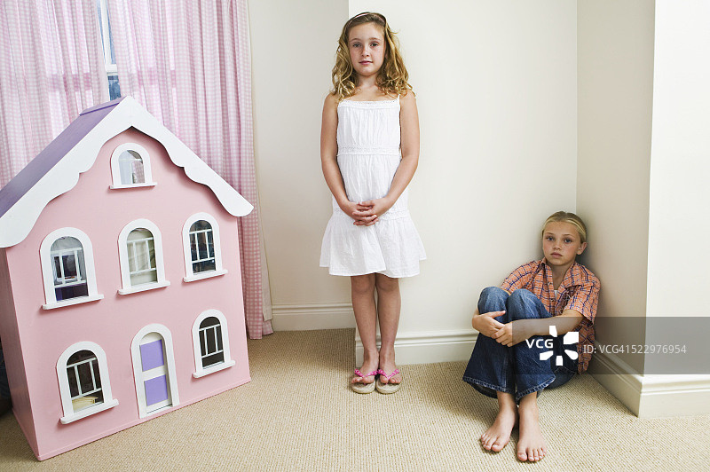 姐妹们站在玩具屋旁图片素材