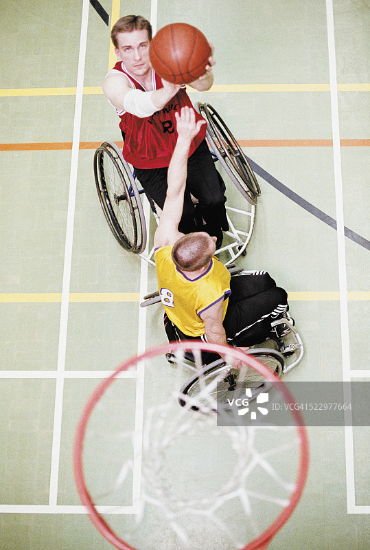 坐轮椅的男人打篮球图片素材