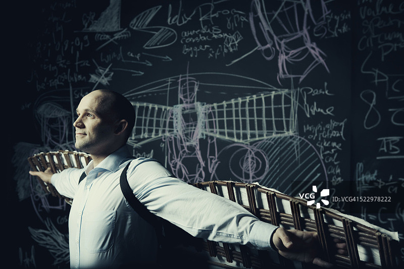 男人发明翅膀图片素材