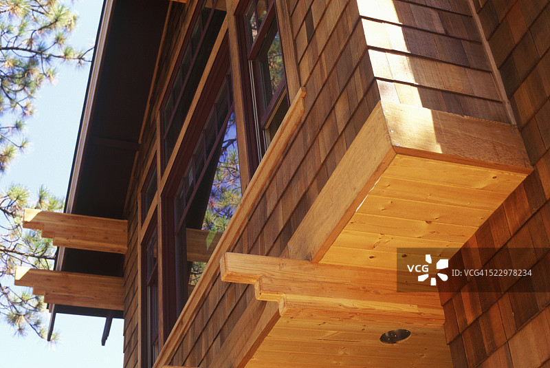 房屋屋檐上的雪松木瓦和支架图片素材