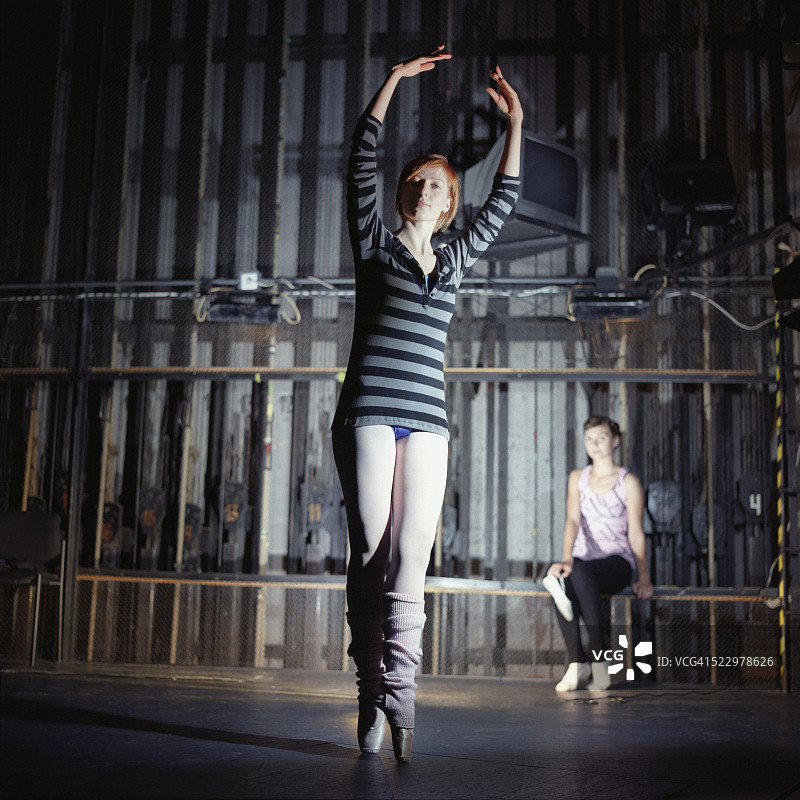 后台练习的舞者图片素材