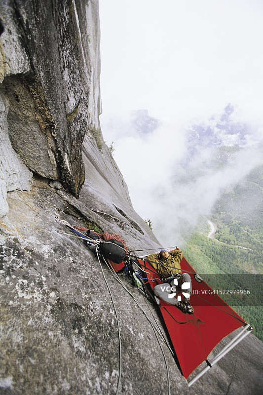 登山者在悬挂式帐篷中放松图片素材