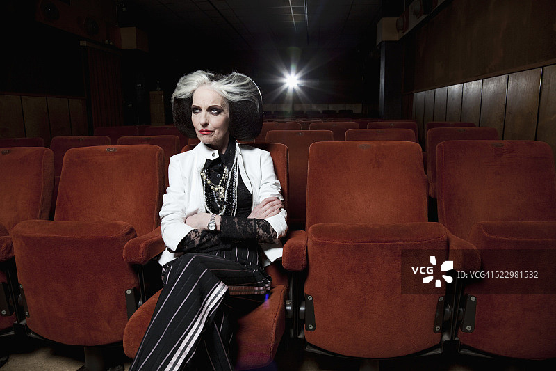 在电影院里有趣的年长女人图片素材