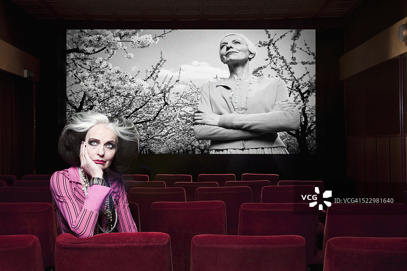 在电影院里的年长女性图片素材