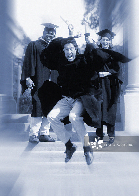 欢欣鼓舞的毕业生图片素材