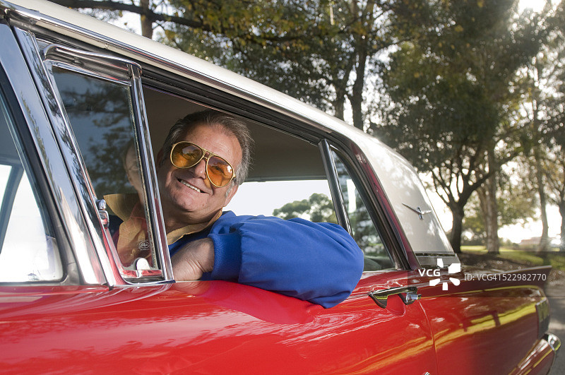 年长的男人驾驶福特雷鸟汽车图片素材