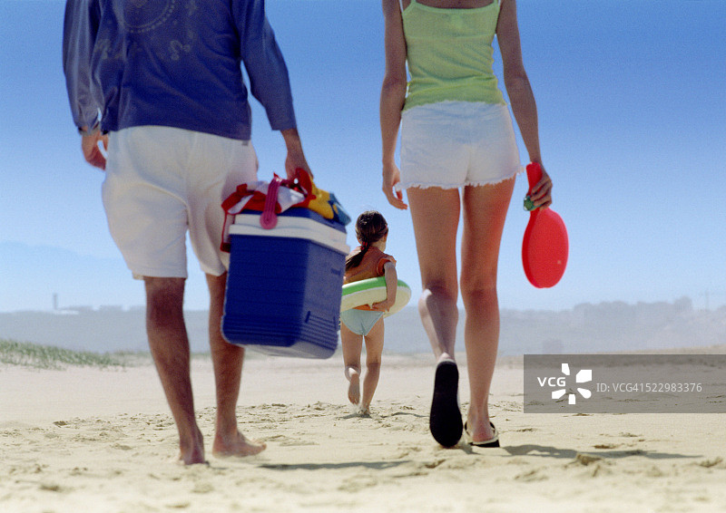 家庭海滩郊游图片素材