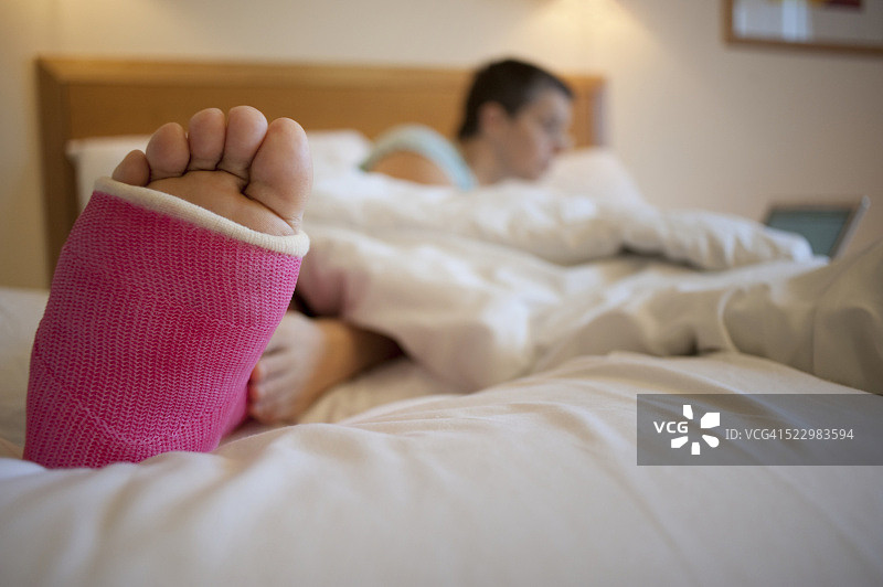腿受伤卧床的女人图片素材