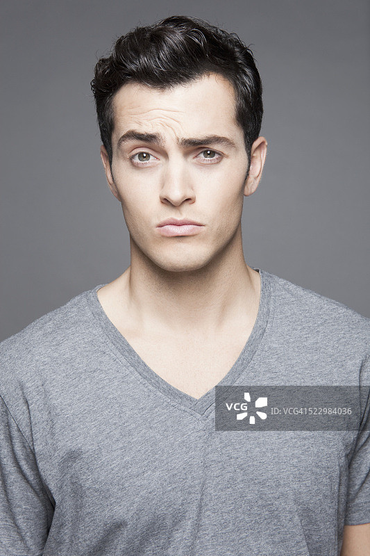 扬起眉毛的年轻男人图片素材